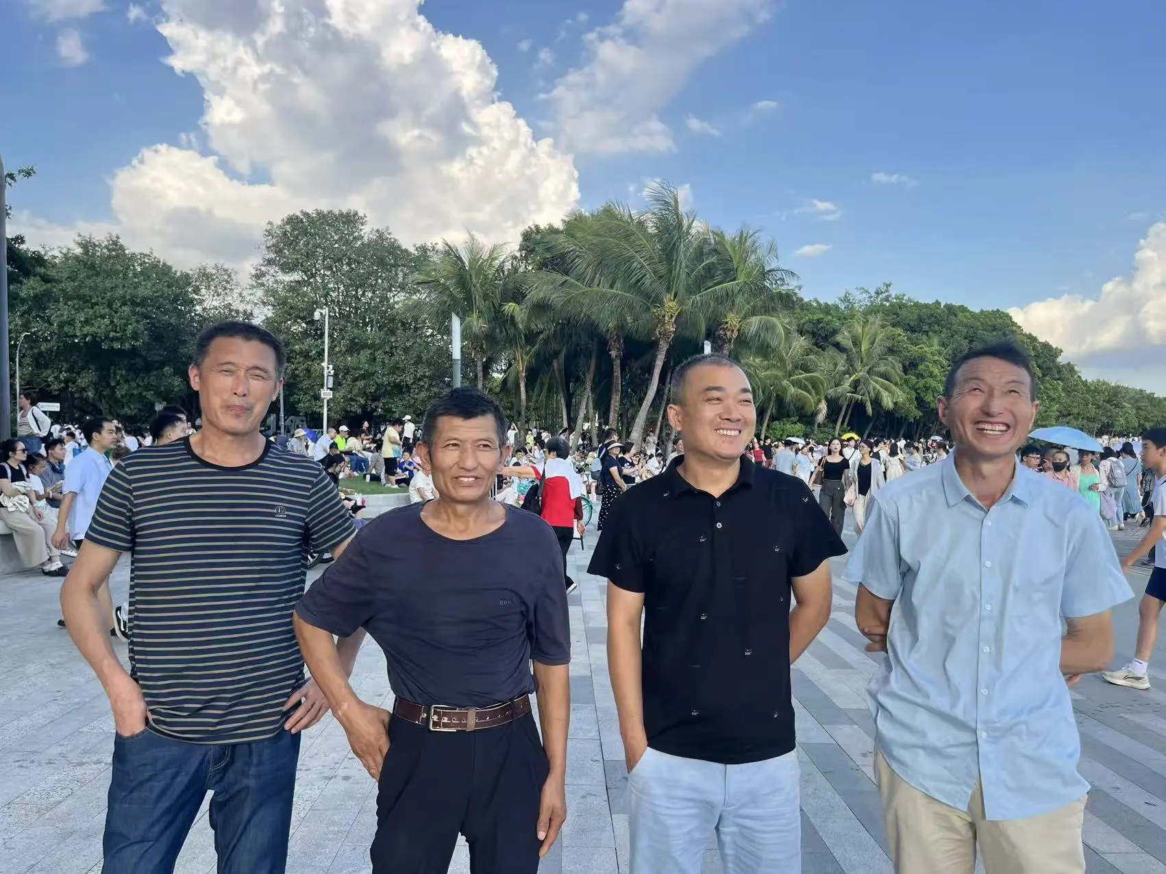 a Holiday Spending in Shenshen City
