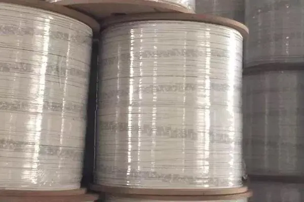 Can optical fiber leather cable be exposed to the sun and rain?
